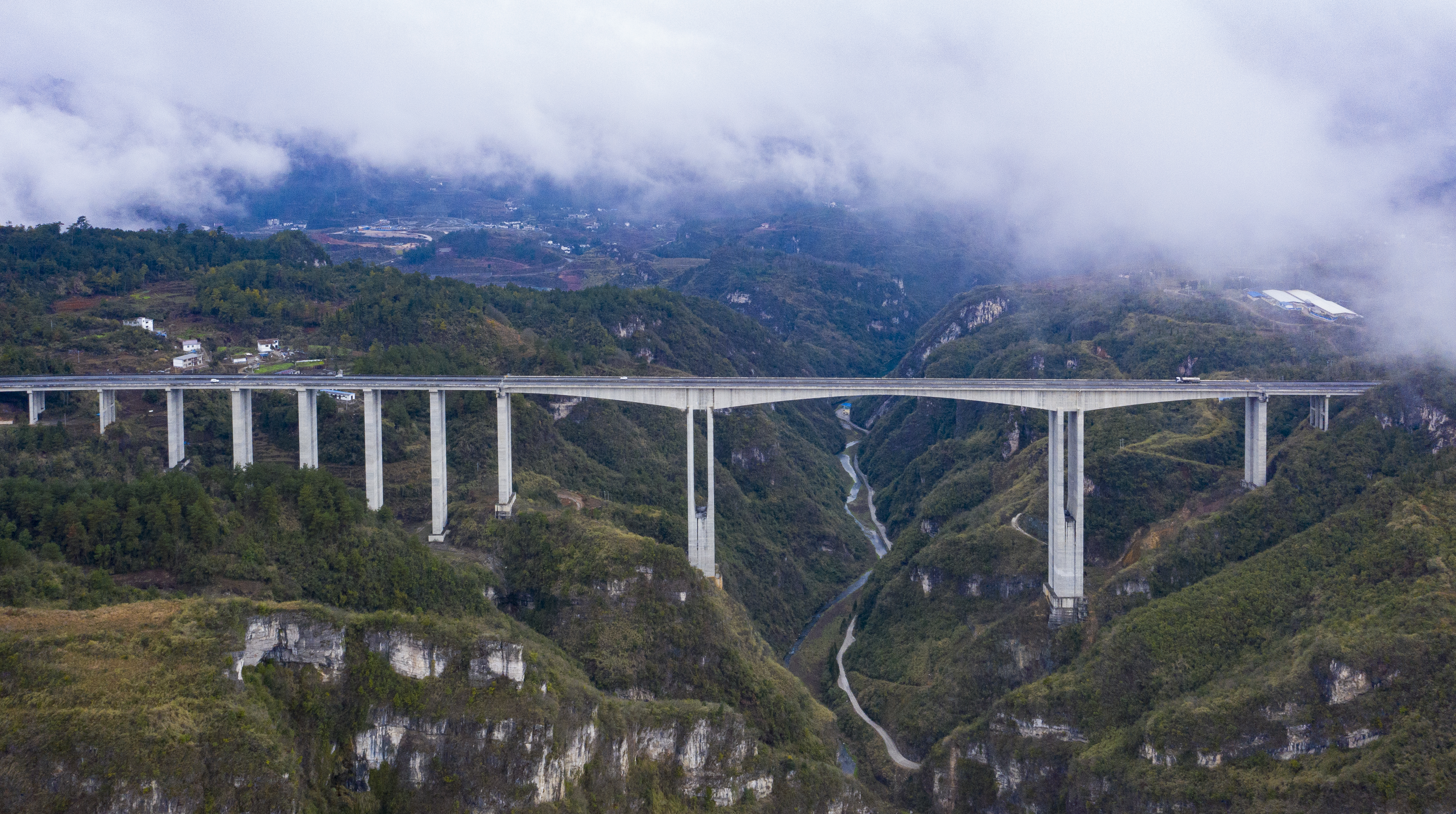 DJI_0633---開陽至息烽高速公路洋水河大橋。貴州日報(bào)天眼新聞記者 聞雙攝.JPG