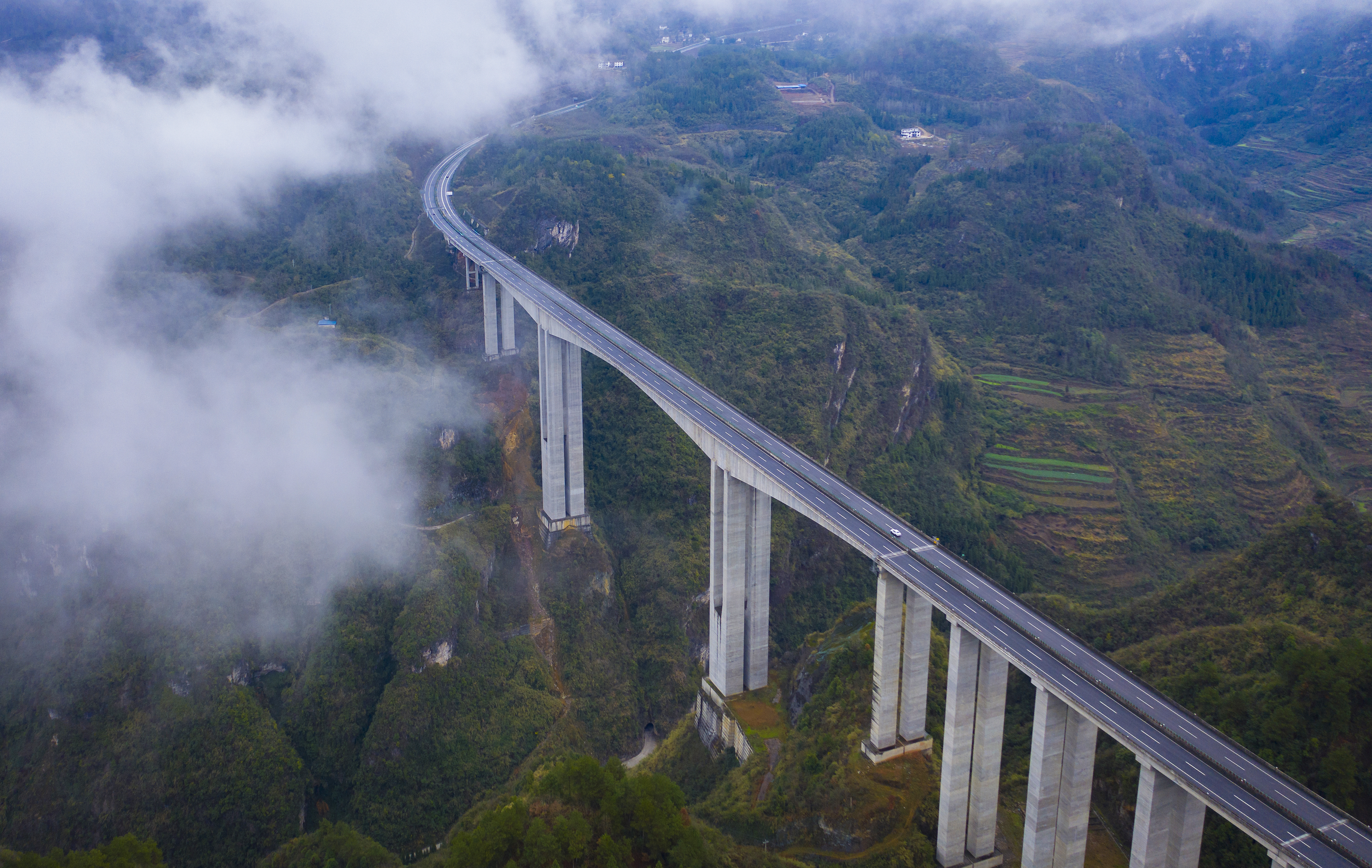 DJI_0650---開陽至息烽高速公路洋水河大橋。貴州日報(bào)天眼新聞記者 聞雙攝.JPG