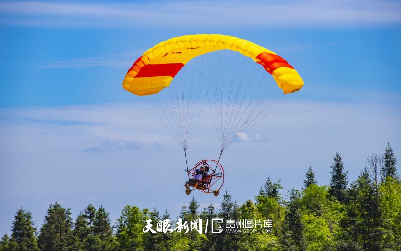 2022年5月3日，游客在貴州省銅仁市萬山區(qū)茶店街道森海汽車公園滑翔傘基地體驗(yàn)滑翔傘飛行運(yùn)動(dòng)。（葉順強(qiáng) 攝） (2).jpg