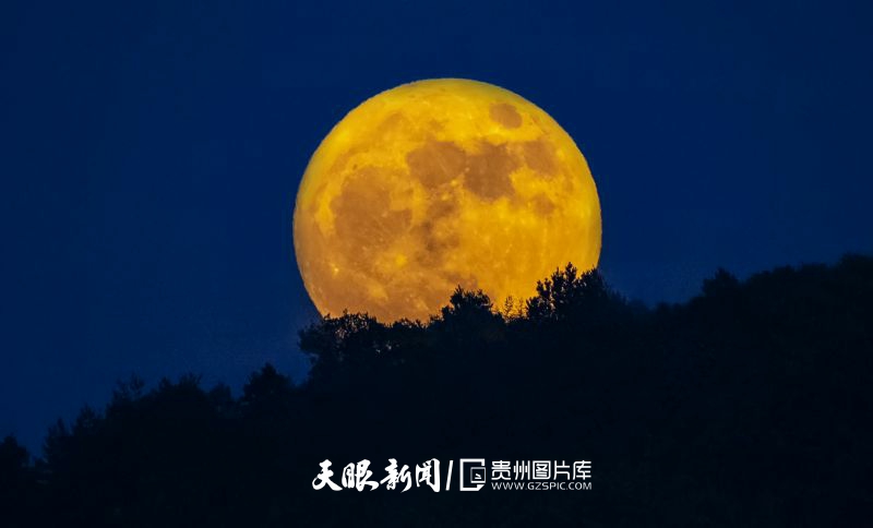 銅仁市萬山區(qū)上空“超級(jí)月亮”景觀。（葉順強(qiáng) 攝） .jpg