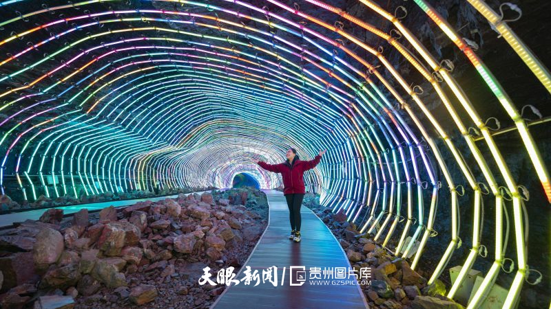游客在貴州省銅仁市萬山區(qū)國家礦山公園“時(shí)光隧道”礦洞內(nèi)游玩。（葉順強(qiáng) 攝）.jpg