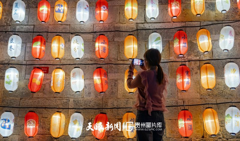 731487-2024年4月8日，游客在貴州省黔西南布依族苗族自治州興義市峰林布依景區(qū)拍照。.jpg