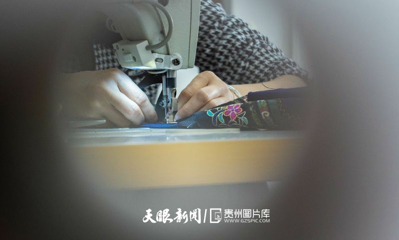 732248-2024年4月9日，貴州省黔西南州望謨縣一家民族服飾加工生產(chǎn)車間內(nèi)，工人在縫制傳統(tǒng)布依族服飾。.jpg