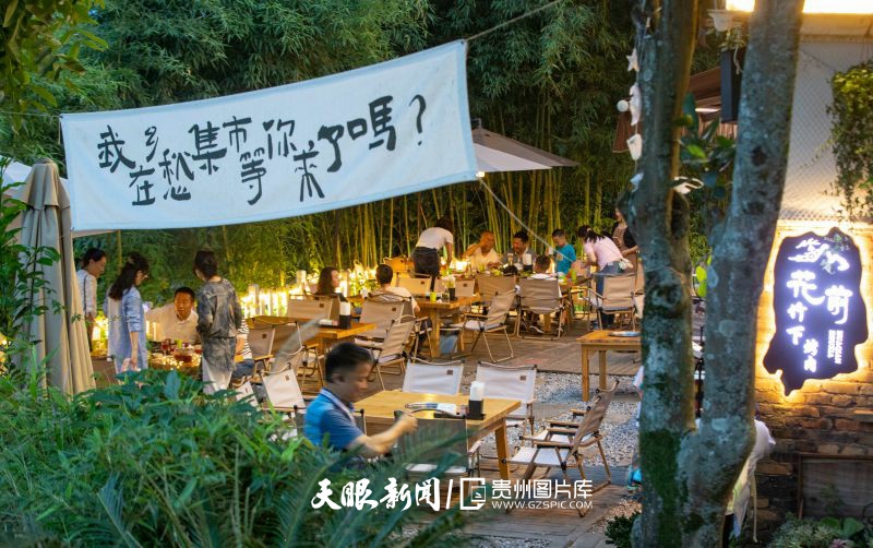 654726-9月8日，游客在貴州省黔西南州興義市萬峰林景區(qū)雙生村“鄉(xiāng)愁集市”游玩。.jpg
