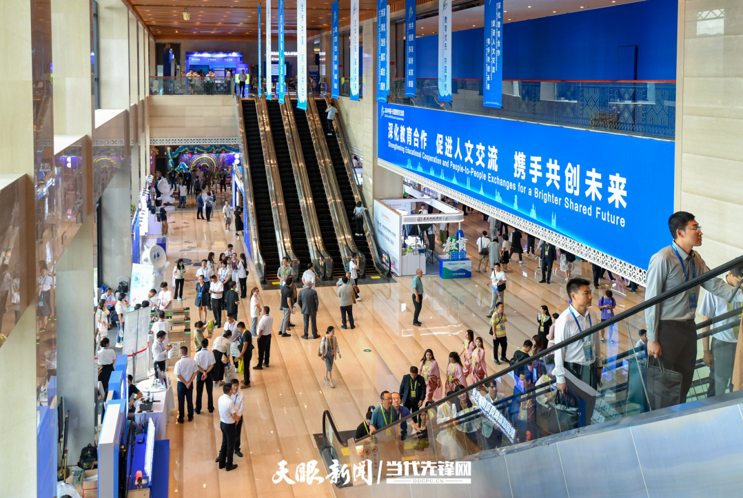 JZS_0277---2024年8月21日，2024中國-東盟教育交流周在貴陽市貴安新區(qū)中國-東盟教育交流周永久會址開幕。圖為參會代表步入會場 貴州日報天眼新聞記者 賈智 攝.jpg
