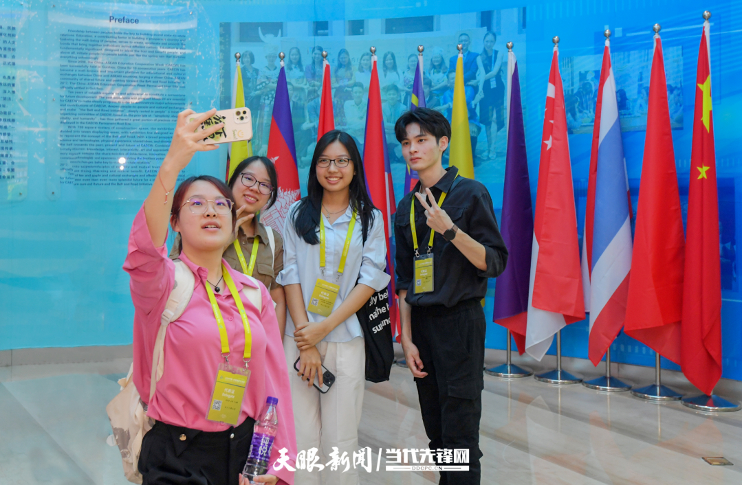 JZS_0258---2024年8月21日，2024中國-東盟教育交流周在貴陽市貴安新區(qū)中國-東盟教育交流周永久會址開幕。圖為參會代表合影留念 貴州日報天眼新聞記者 賈智 攝.jpg