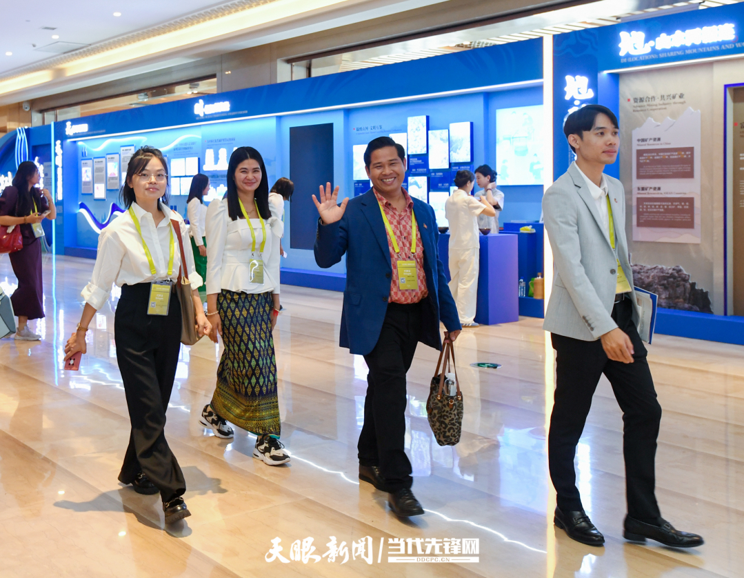 JZS_0556---2024年8月21日，2024中國-東盟教育交流周在貴陽市貴安新區(qū)中國-東盟教育交流周永久會址開幕。圖為外國參會代表走出會場 貴州日報天眼新聞記者 賈智 攝.jpg