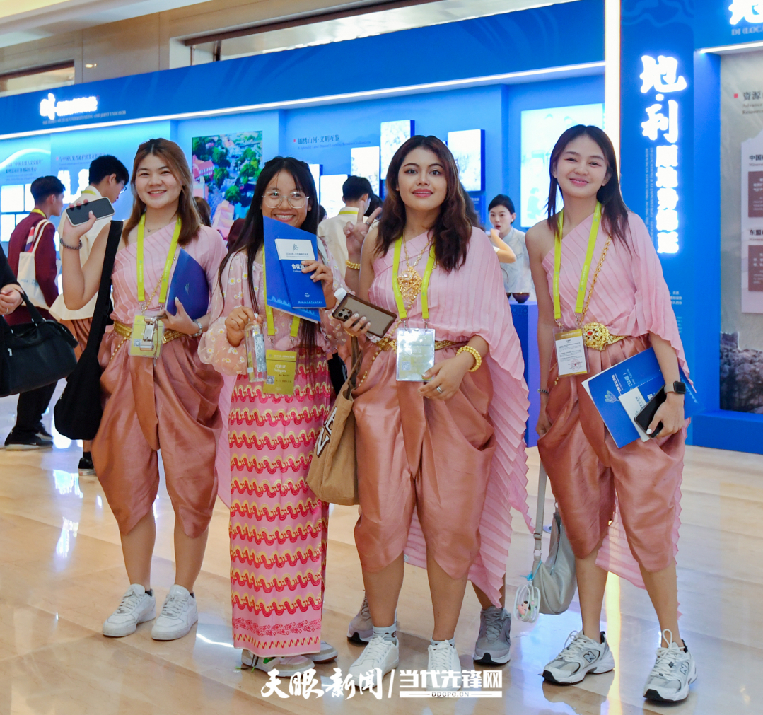 JZS_0560---2024年8月21日，2024中國-東盟教育交流周在貴陽市貴安新區(qū)中國-東盟教育交流周永久會址開幕。圖為參會的留學(xué)生代表在會場外拍照打卡 貴州日報天眼新聞記者 賈智 攝.jpg