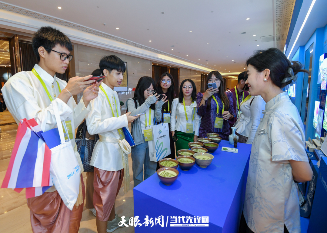 JZS_0569---2024年8月21日，2024中國-東盟教育交流周在貴陽市貴安新區(qū)中國-東盟教育交流周永久會址開幕。圖為參會的留學(xué)生在會場外參觀了解非遺藝術(shù)品 貴州日報天眼新聞記者 賈智 攝.jpg