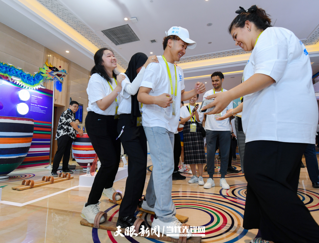 JZS_0535---2024年8月21日，2024中國-東盟教育交流周在貴陽市貴安新區(qū)中國-東盟教育交流周永久會址開幕。圖為外國參會代表體驗?zāi)景逵螒?貴州日報天眼新聞記者 賈智 攝.jpg