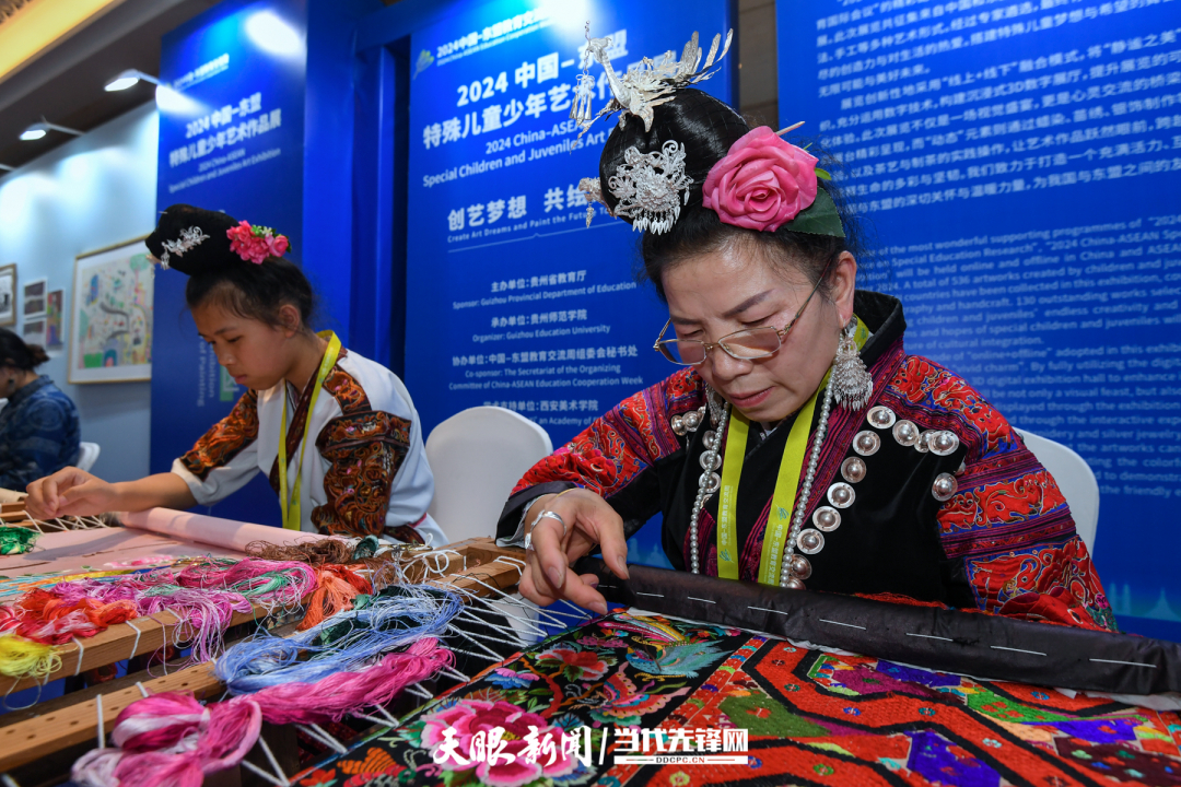 JZS_0493---2024年8月21日，2024中國-東盟教育交流周在貴陽市貴安新區(qū)中國-東盟教育交流周永久會址開幕。圖為2024年中國-東盟特殊兒童少年藝術(shù)作品展現(xiàn)場手藝人正在制作苗繡 貴州日報天眼新聞記.jpg