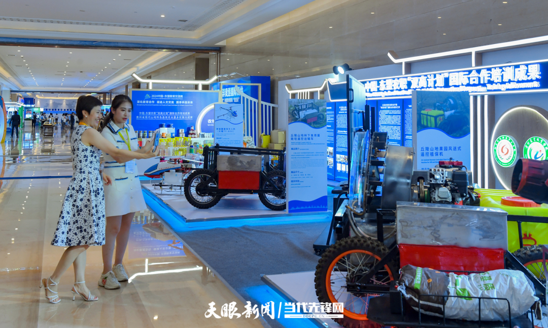 JZS_0617---2024年8月21日，2024中國-東盟教育交流周在貴陽市貴安新區(qū)中國-東盟教育交流周永久會址開幕。圖為參會代表參觀了解中國—東盟農(nóng)職“雙高計劃”國際合作培訓(xùn)成果 貴州日報天眼新聞.jpg