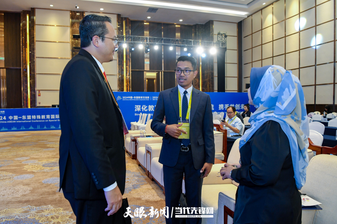 JZS_0630---2024年8月21日，2024中國—東盟特殊教育國際會議在貴陽市貴安新區(qū)中國-東盟教育交流周永久會址舉行。圖為會前，外國嘉賓在一起交流 貴州日報天眼新聞記者 賈智 攝.jpg