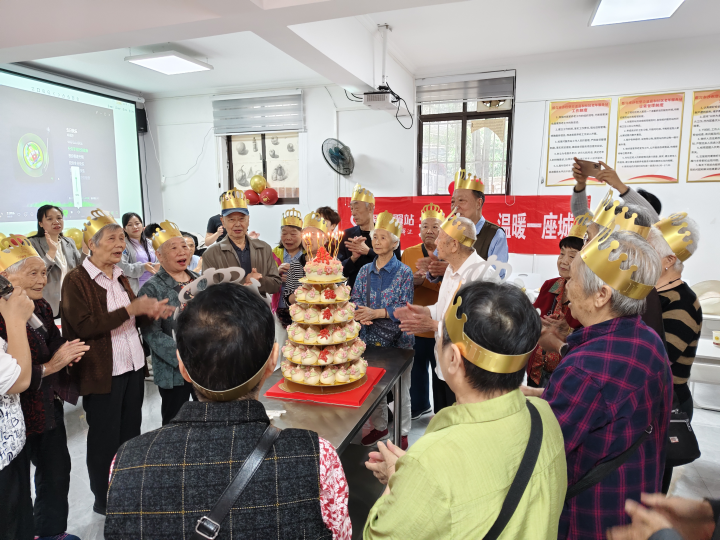 嘉和社區(qū)利用社區(qū)食堂舉辦老年人集體生日會(huì)_副本.png