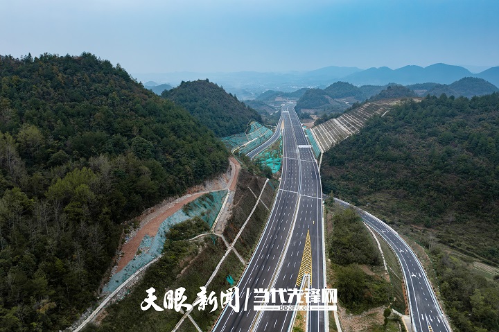 貴陽(yáng)至黃平高速公路延伸段順利通過(guò)交工驗(yàn)收1.jpg