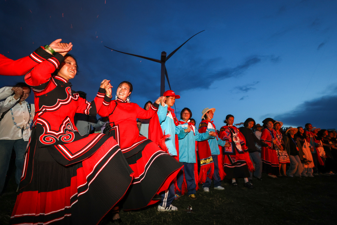 7月21日，游客在威寧自治縣雪山鎮(zhèn)灼圃草場活動(dòng)現(xiàn)場跳舞。5.jpg