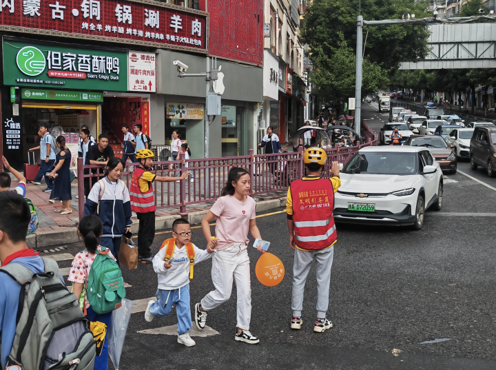 億定誠公司黨支部組織騎手在中環(huán)國際十字路口參與文明交通勸導志愿服務活動_副本.png