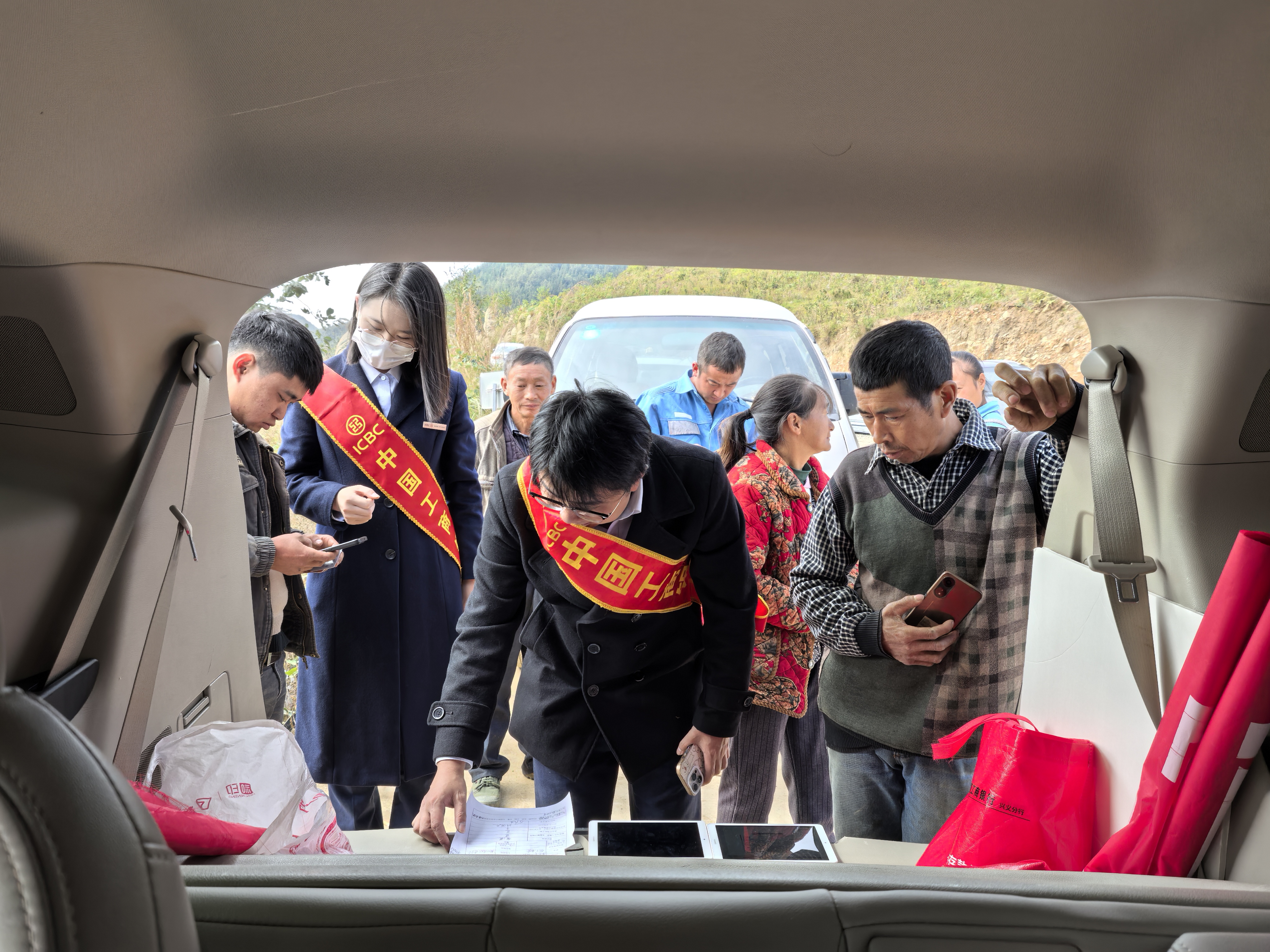 工行望謨支行深入望謨縣麻山鎮(zhèn)某光伏電站為工人辦理銀行卡.jpg