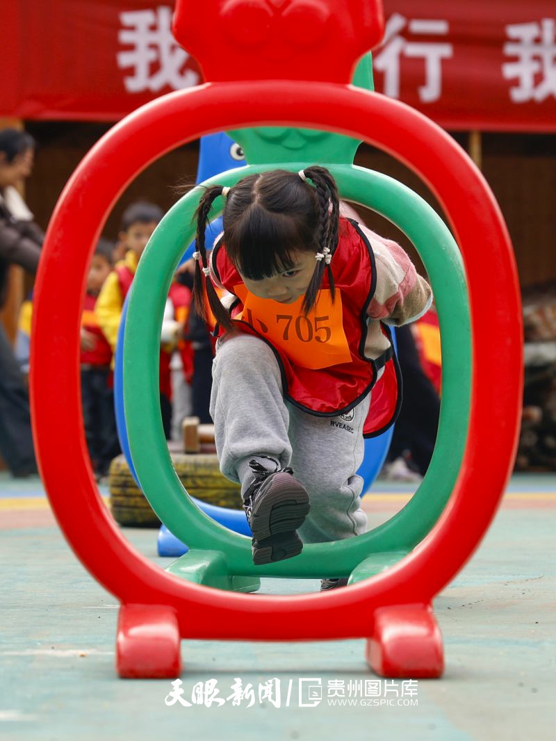 827507-2024年12月18日，貴州省黔南布依族苗族自治州羅甸縣蓮花幼兒園的小朋友在進行丟沙包比賽。.jpg