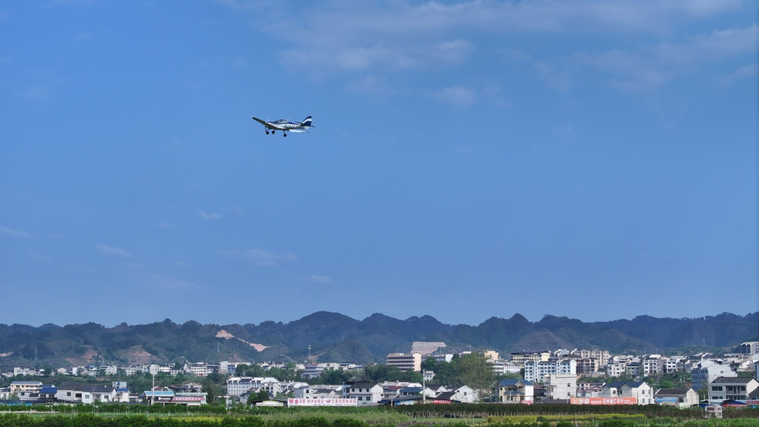 韓玉駕駛飛機(jī)在舊州古鎮(zhèn)上空飛行 (2).jpeg