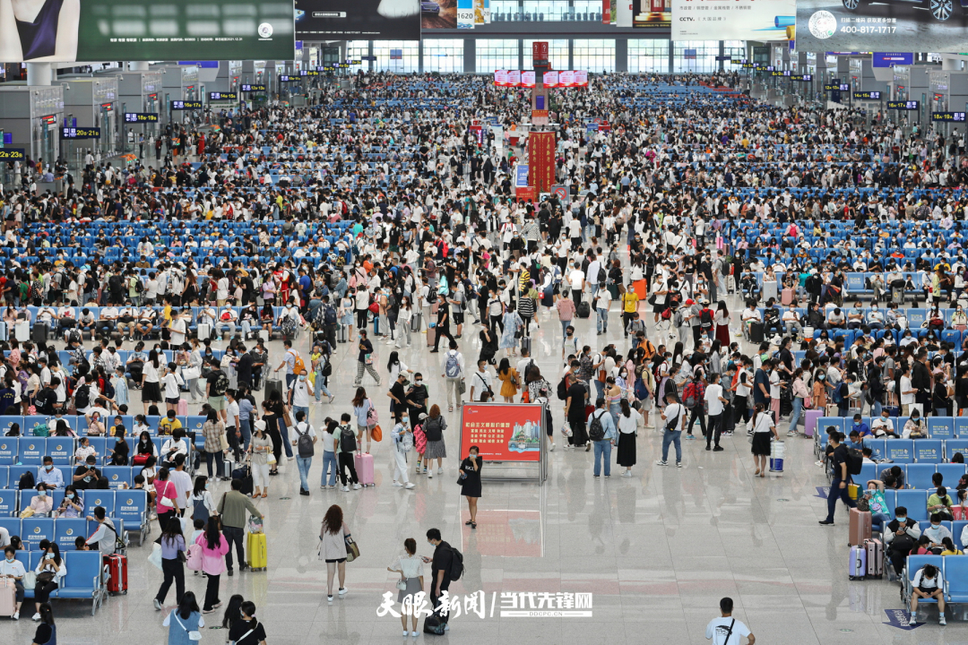 2021年10月6日，旅客在貴陽北站候車大廳等候進站上車。（王波 攝）.jpg