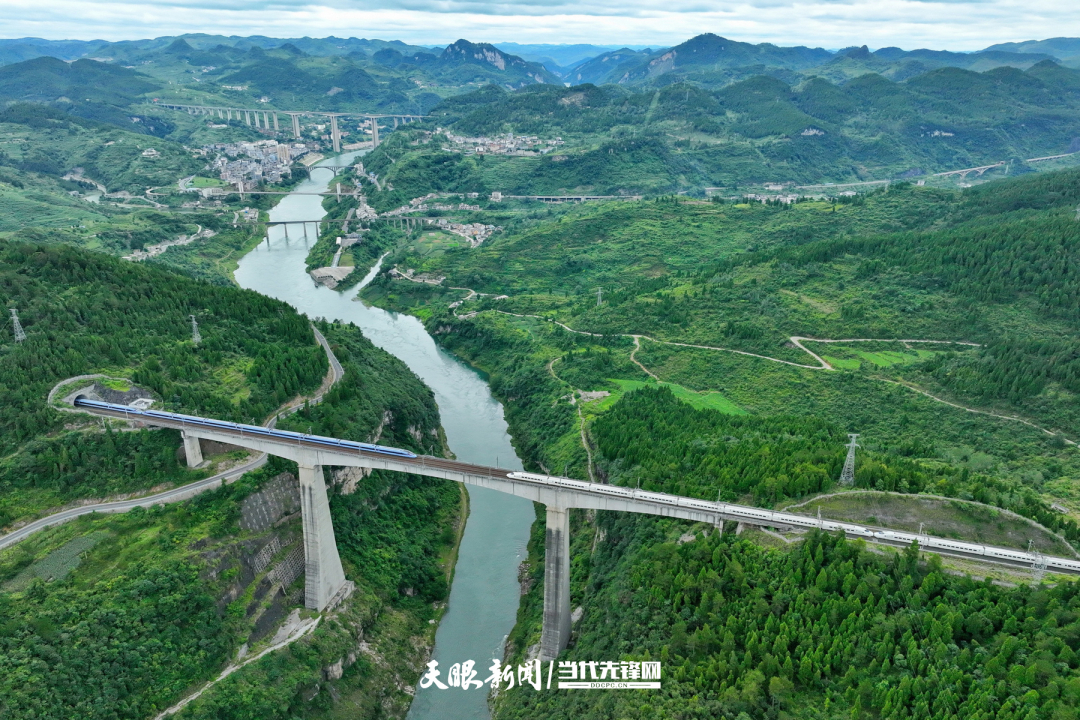 2023年7月14日，在渝貴快速鐵路線貴州烏江區(qū)段，兩列動車組正運行在烏江鐵路大橋上。（王波 攝）.jpg