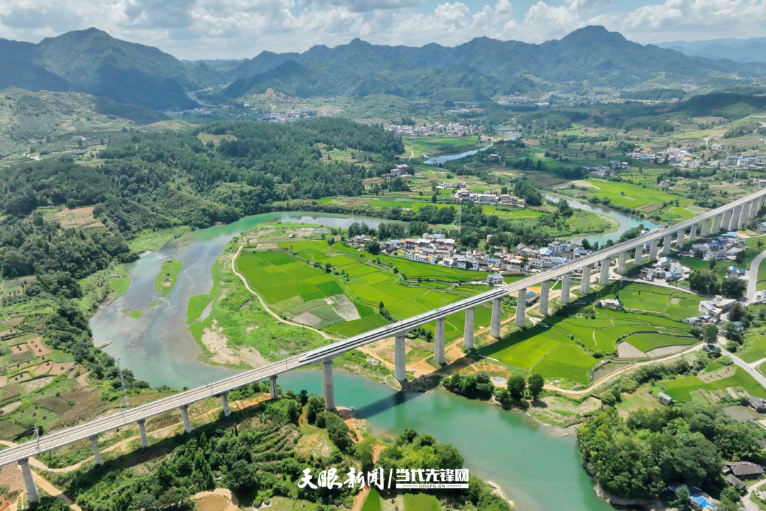 2024年8月8日，一列快速動車組正運行在貴州省都勻市區(qū)段的貴南高鐵線上。（王波 攝）.jpg