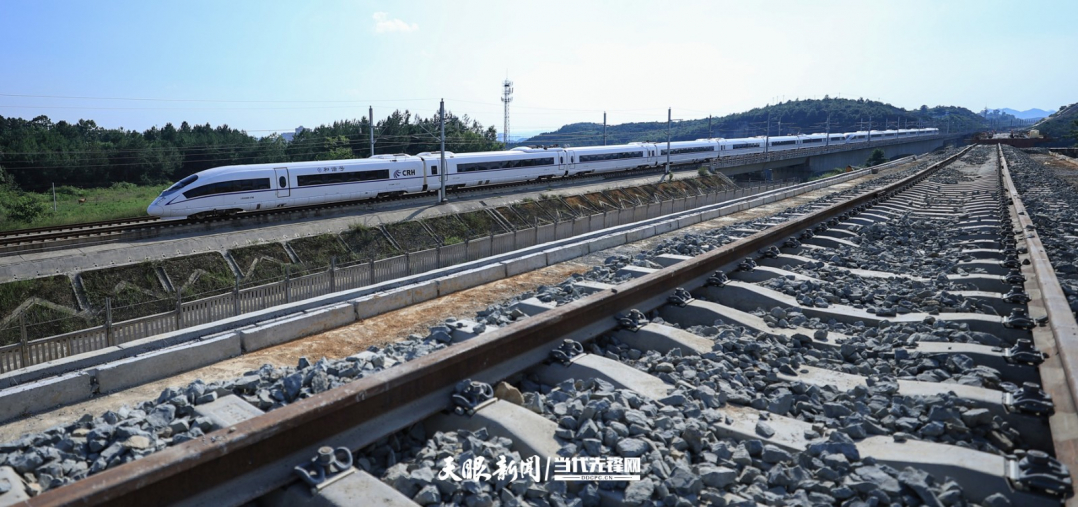 2022年7月11日，動車組列車駛在成貴高鐵畢節(jié)段，旁邊為正在鋪軌建設(shè)的敘（永）畢（節(jié)）鐵路。王純亮 攝.jpg