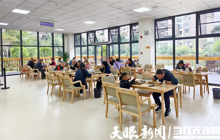 幸福社區(qū)長(zhǎng)者食堂，食客用餐中.jpg