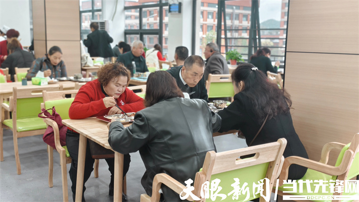 沙灣社區(qū)老年食堂，食客用餐中.jpg