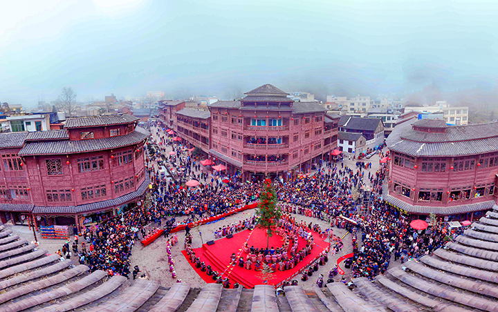 （主視圖）永寧古鎮(zhèn)苗族“花樹(shù)節(jié)”盛景。關(guān)嶺布依族苗族自治縣縣委宣傳部供圖.jpg