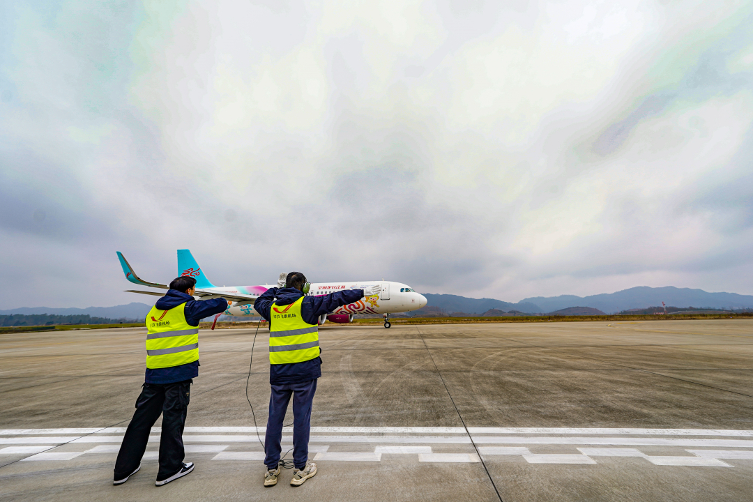 1月16日，畢節(jié)飛雄機場工作人員在引導(dǎo)飛機駛離機場。.JPG