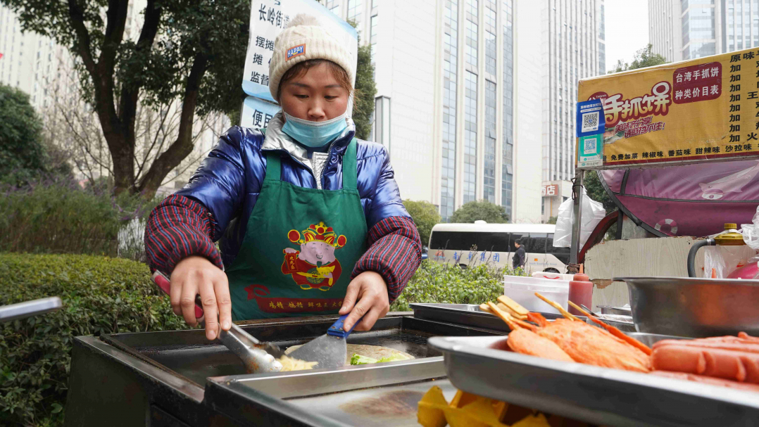 5劉麗芹的手抓餅1分鐘就能出餐，不耽誤顧客趕公交車和上班打卡。.jpg