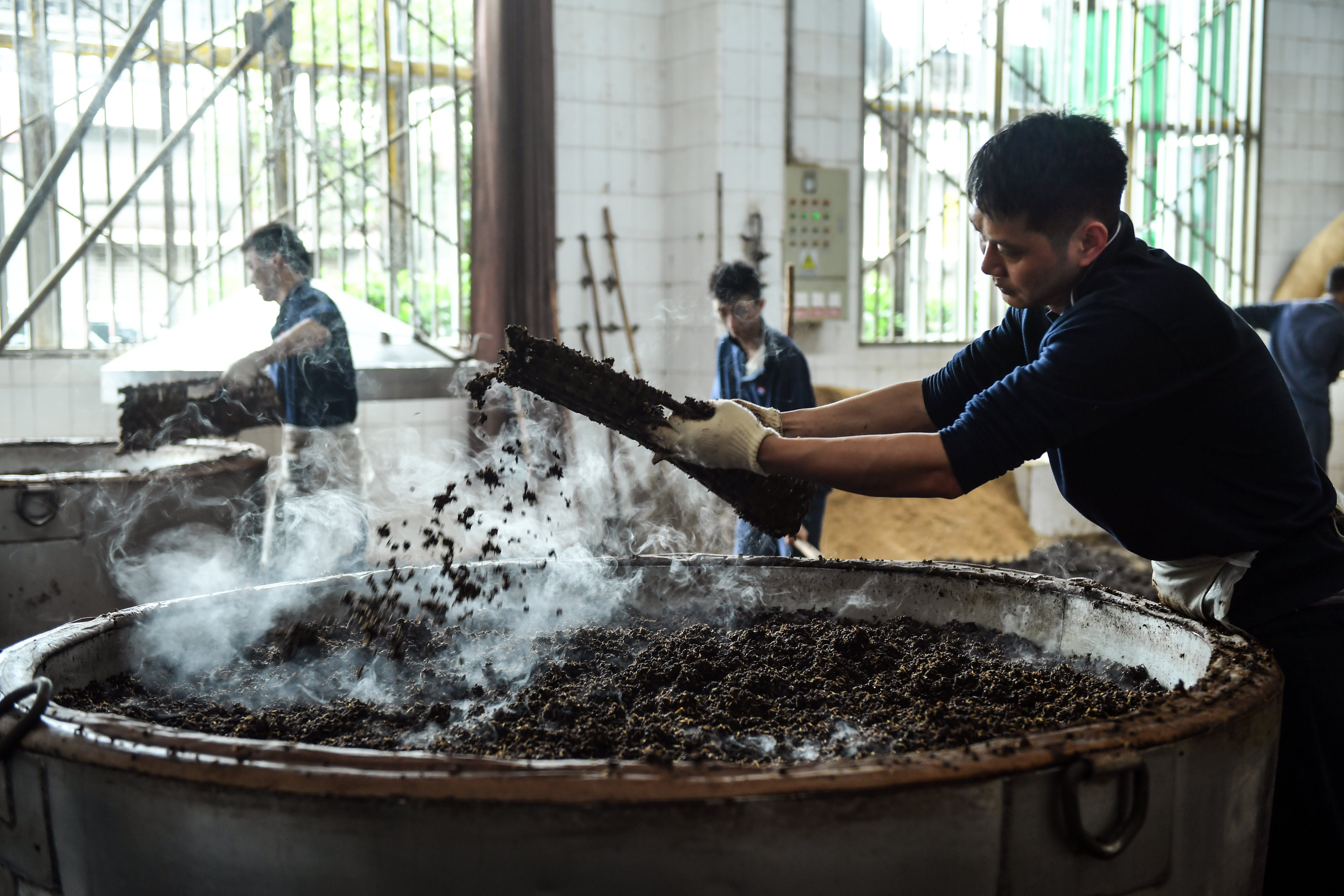 堅持“質量是生命之魂”，持續(xù)增強“工藝”的競爭力，確保每一滴茅臺酒都蘊含著極致的品質和匠心.JPG